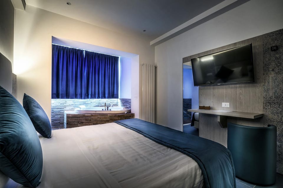 Bed, Hot Tub, TV and multimedia, Photo of the whole room, Bedroom, Bath