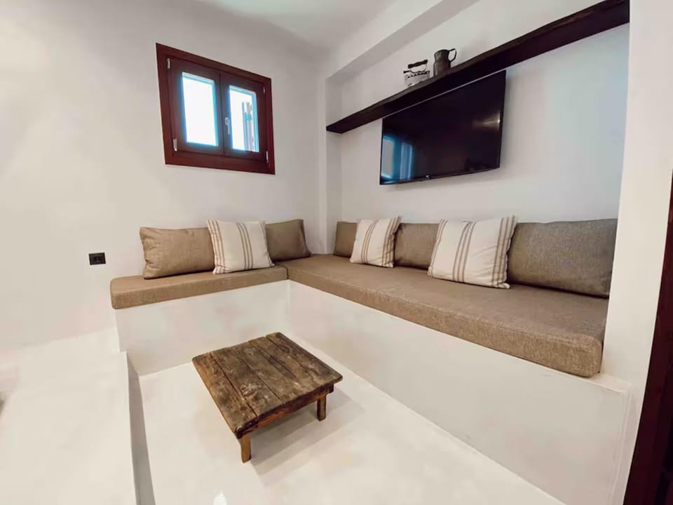 TV and multimedia, Living room, Seating area, Bedroom