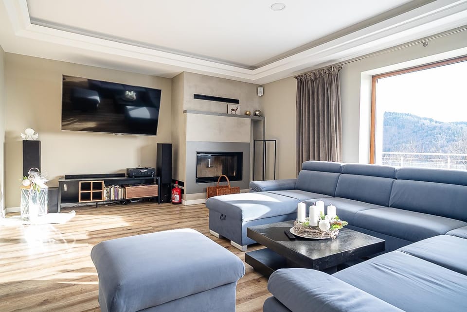 TV and multimedia, Living room, Seating area, Evening entertainment, Mountain view