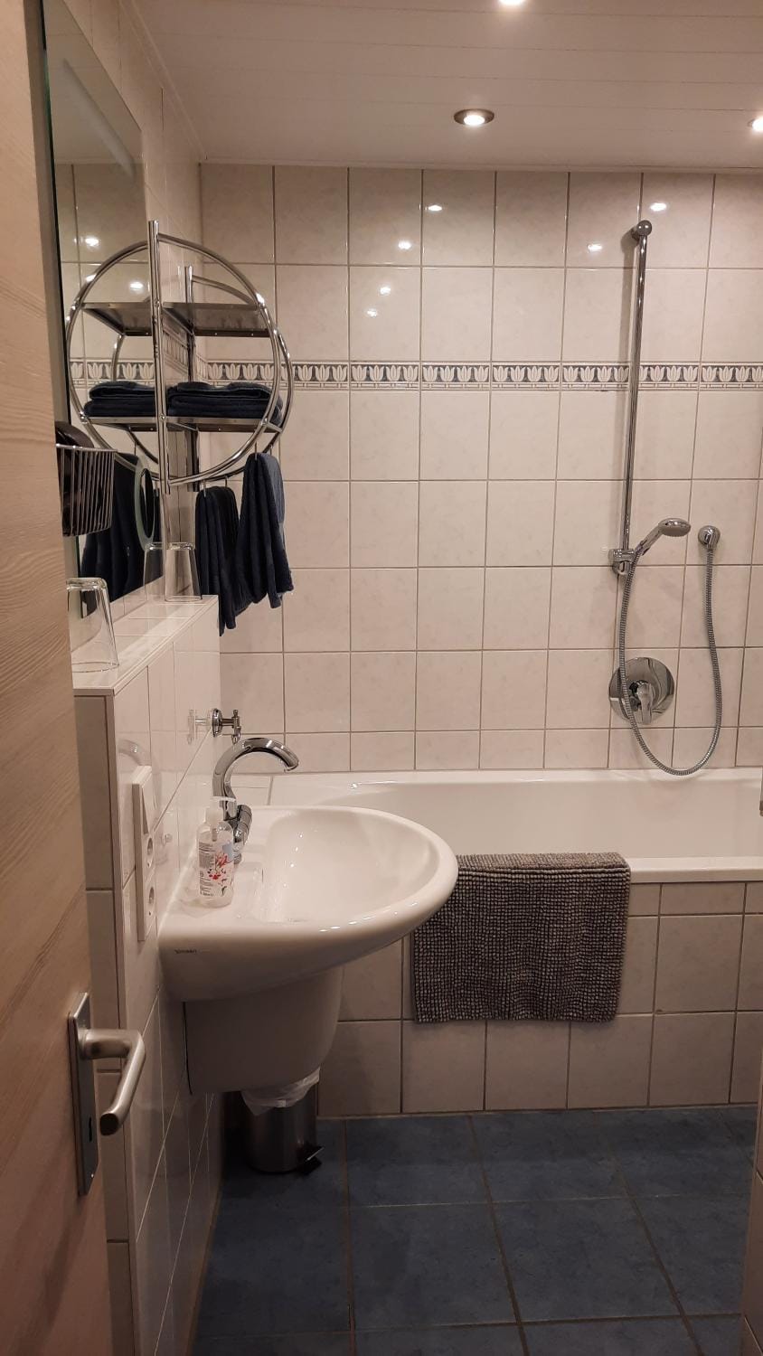 Shower, Toilet, Bath, towels