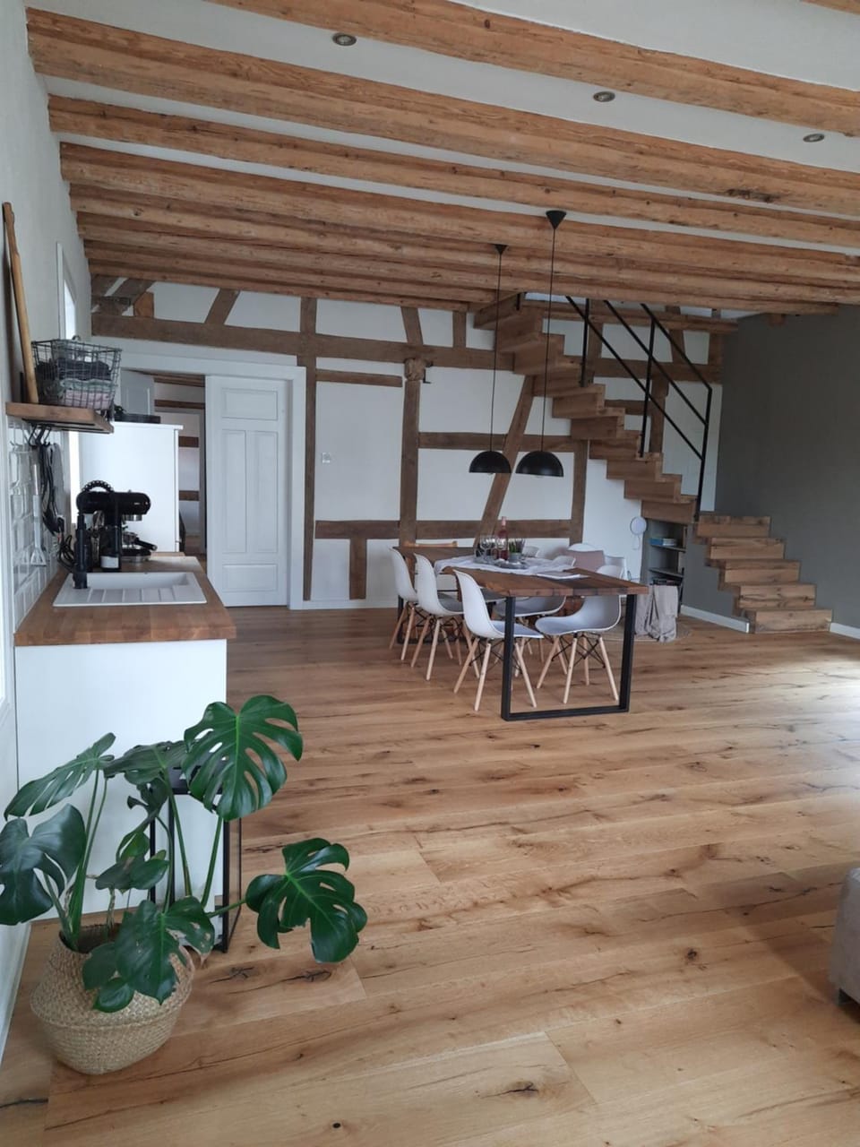 Kitchen or kitchenette, Living room, Seating area, Dining area