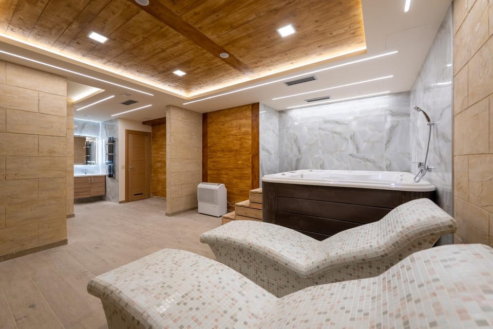 Bed, Living room, Photo of the whole room, Seating area, Bedroom