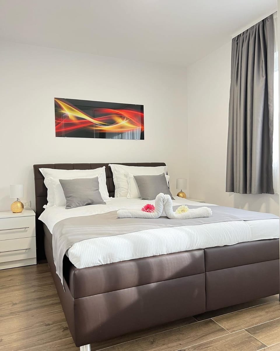Bed, Bedroom, towels