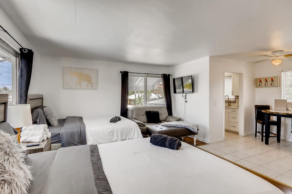 Coral Sands HUGE Studio w/ 2 Queen beds! Apartment in Riviera Beach