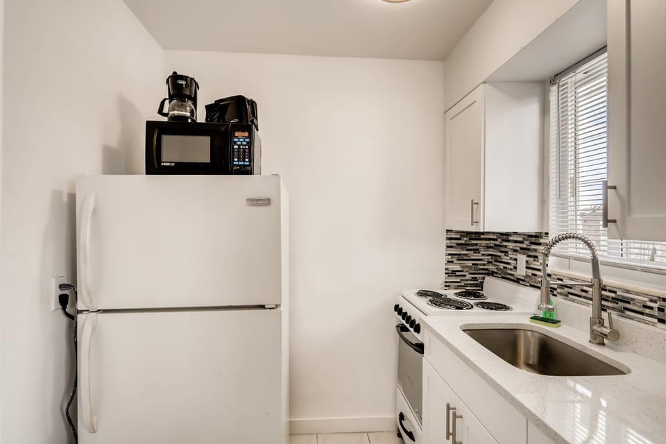 Coral Sands HUGE Studio w/ 2 Queen beds! Apartment in Riviera Beach