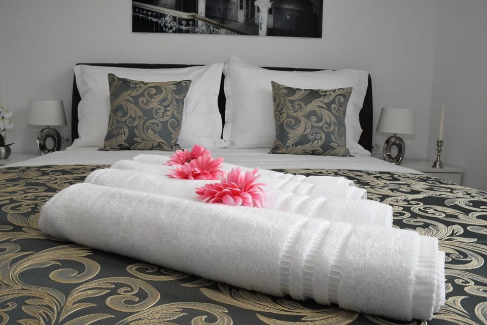 Bed, Bedroom, towels