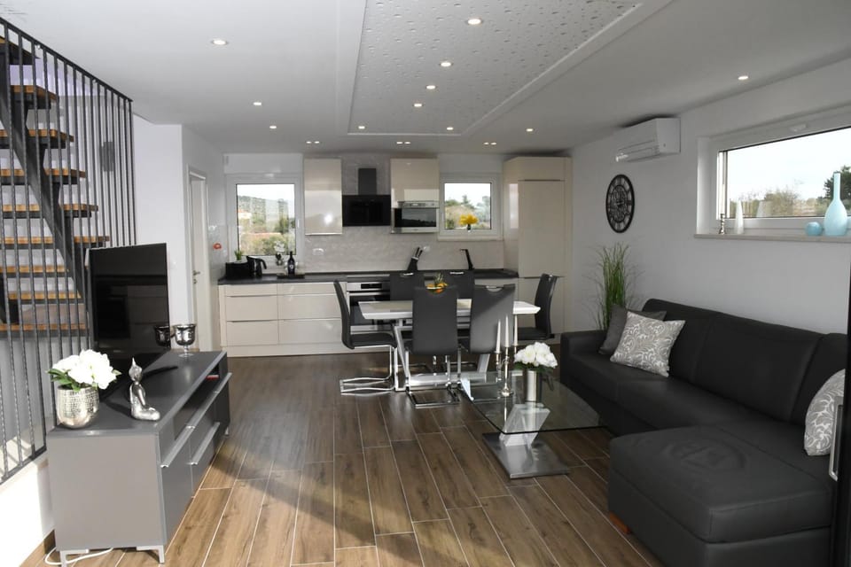 Toilet, TV and multimedia, Coffee/tea facilities, Kitchen or kitchenette, Living room, Dining area, toaster, air conditioner
