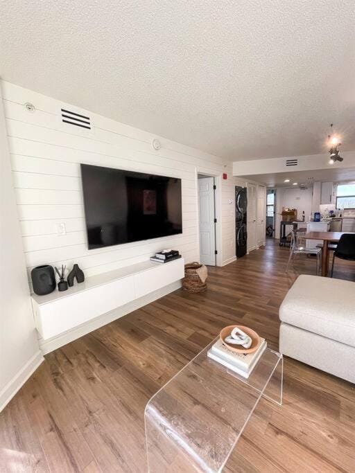 NEWLY Reno Beach Condo The beach is your backyard Apartment in Saint Pete Beach