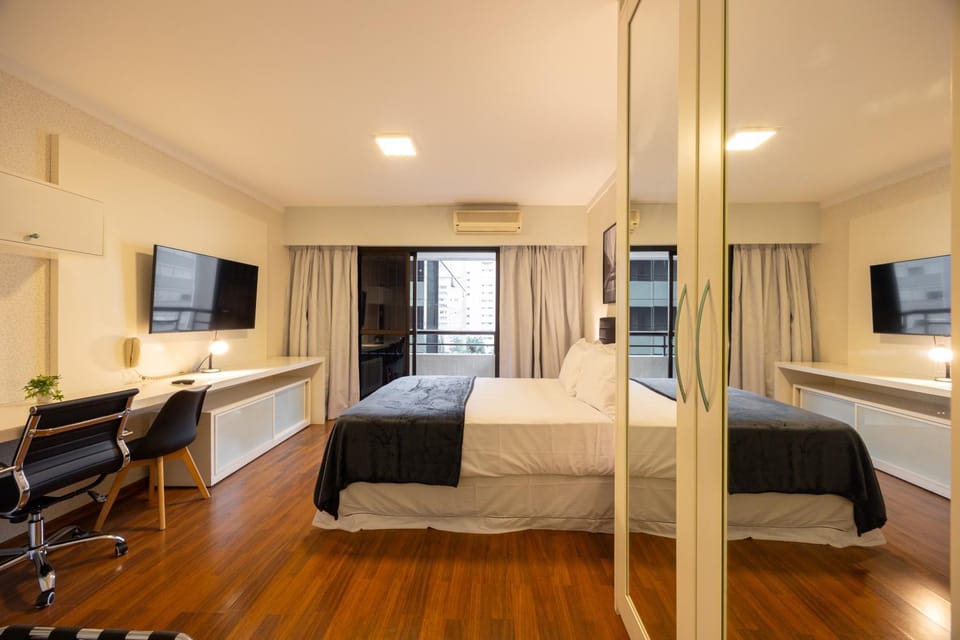 Bed, TV and multimedia, Bedroom