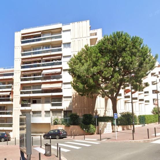 JUAN LES PINS, T2 Cosy et confortable, avec PARKING en sous-sol, proche plages et commerces Apartment in Antibes