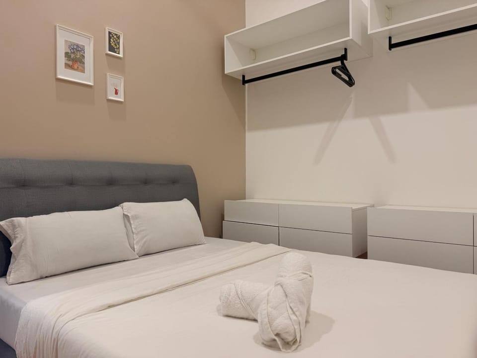 New Georgetown Modern City View 2BR Homestay for 10pax 无敌美景两房民宿 Beacon Executive Suite Apartment in George Town