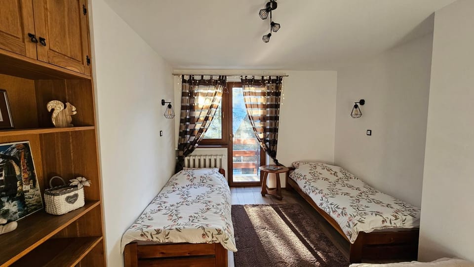 Bed, Photo of the whole room, Seating area, Bedroom, children, Family