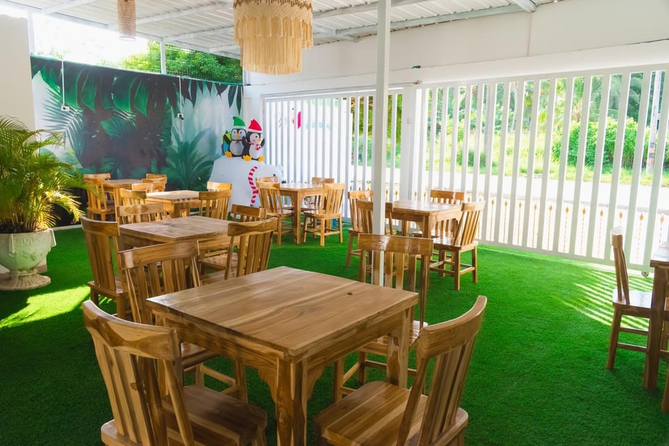 Restaurant/places to eat, Restaurant/places to eat, Living room, Banquet/Function facilities