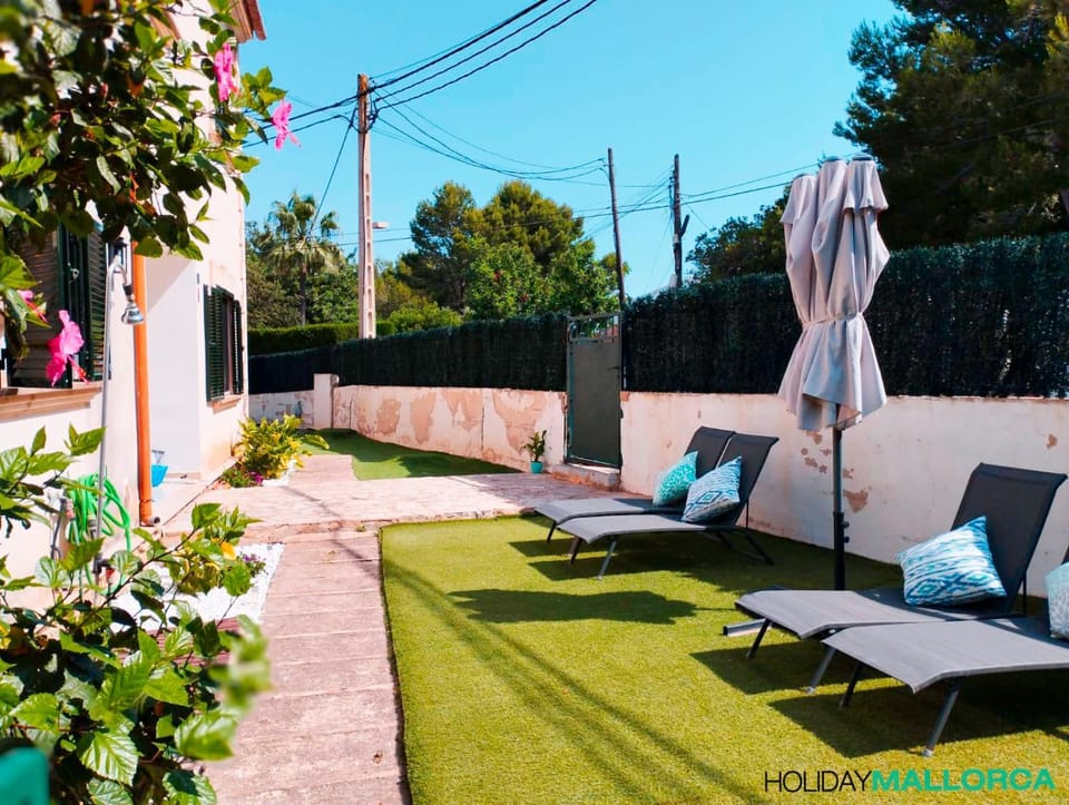 Patio, Spring, Day, Garden, Seating area, Garden view, sunbed