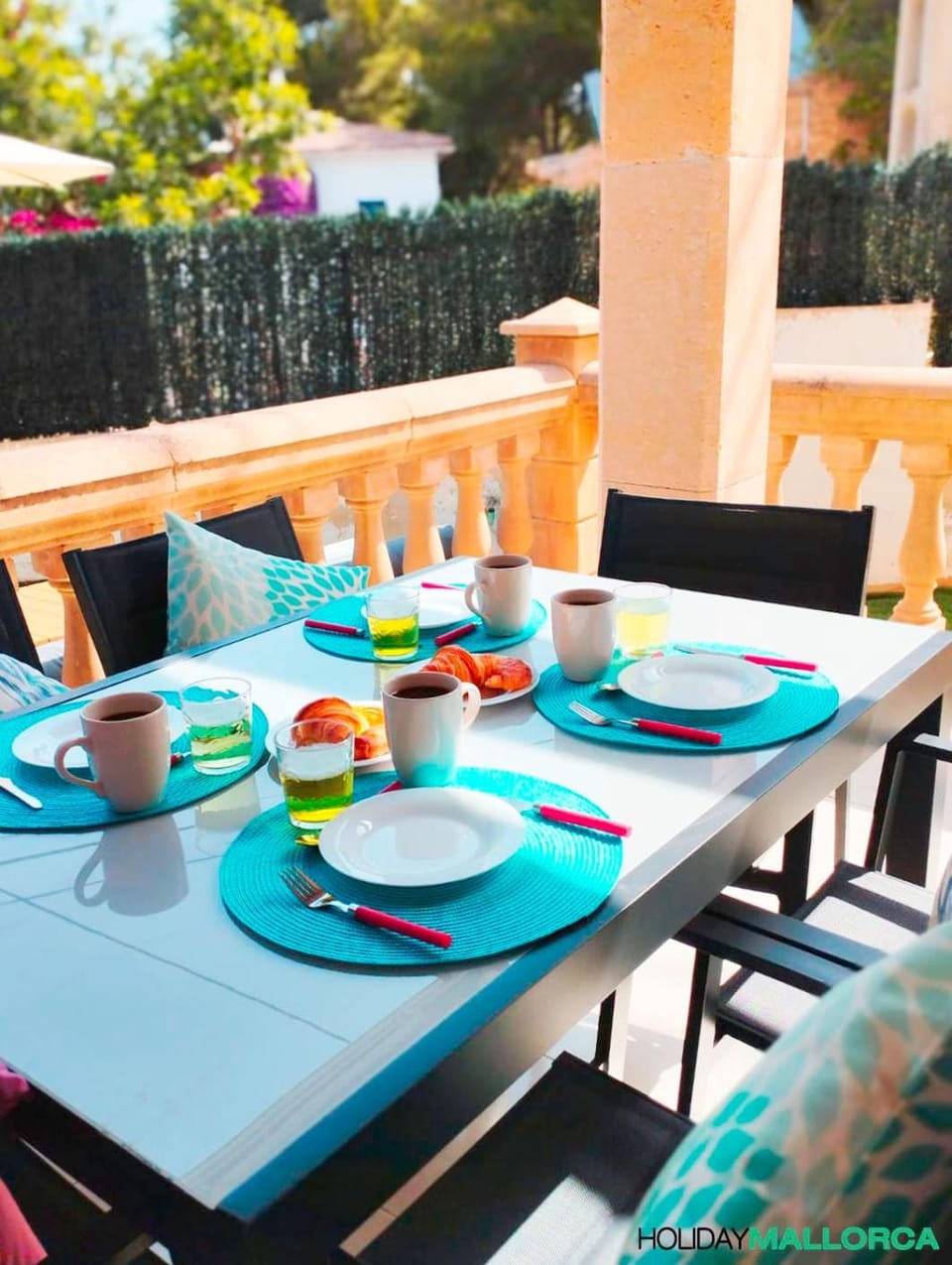 Patio, Day, Seating area, Dining area