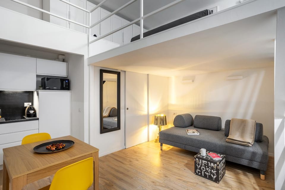 TV and multimedia, Kitchen or kitchenette, Living room, Seating area, Dining area