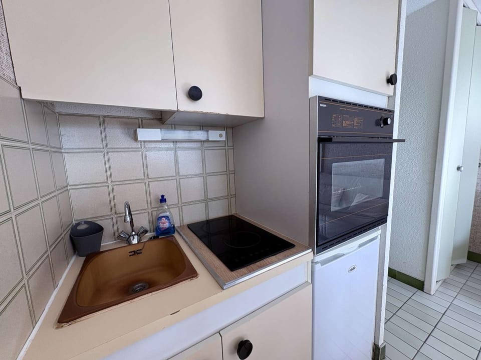 Studio cabine avec terrasse, accès rapide plage et parking privé - Le Grau du Roi - FR-1-250-179 Cabin in Le Grau-du-Roi