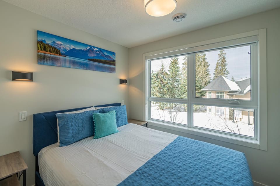 Skyline Soak - Pool & Hot Tub & Mountain Views-205 Apartment in Canmore
