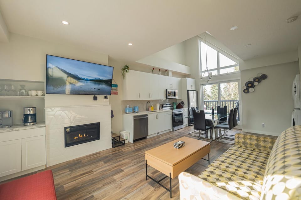 Skyline Soak - Pool & Hot Tub & Mountain Views-205 Apartment in Canmore