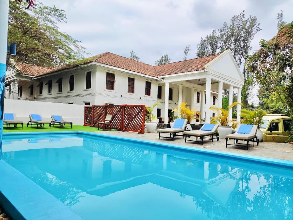 Property building, Day, Garden, Garden view, Pool view, Swimming pool, sunbed