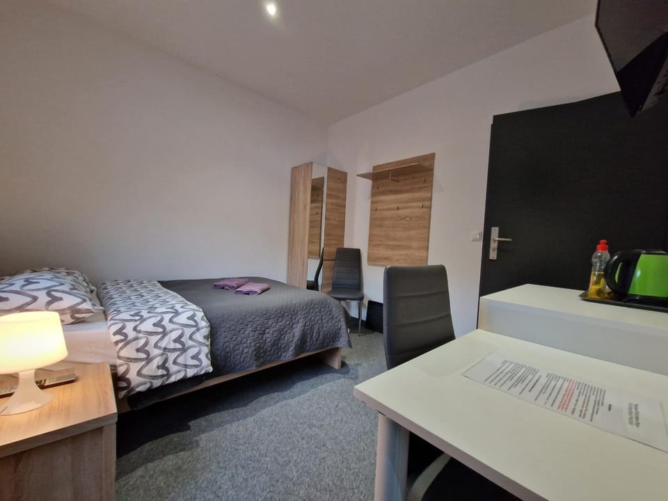 Bed, TV and multimedia, Photo of the whole room, Bedroom, hair dresser