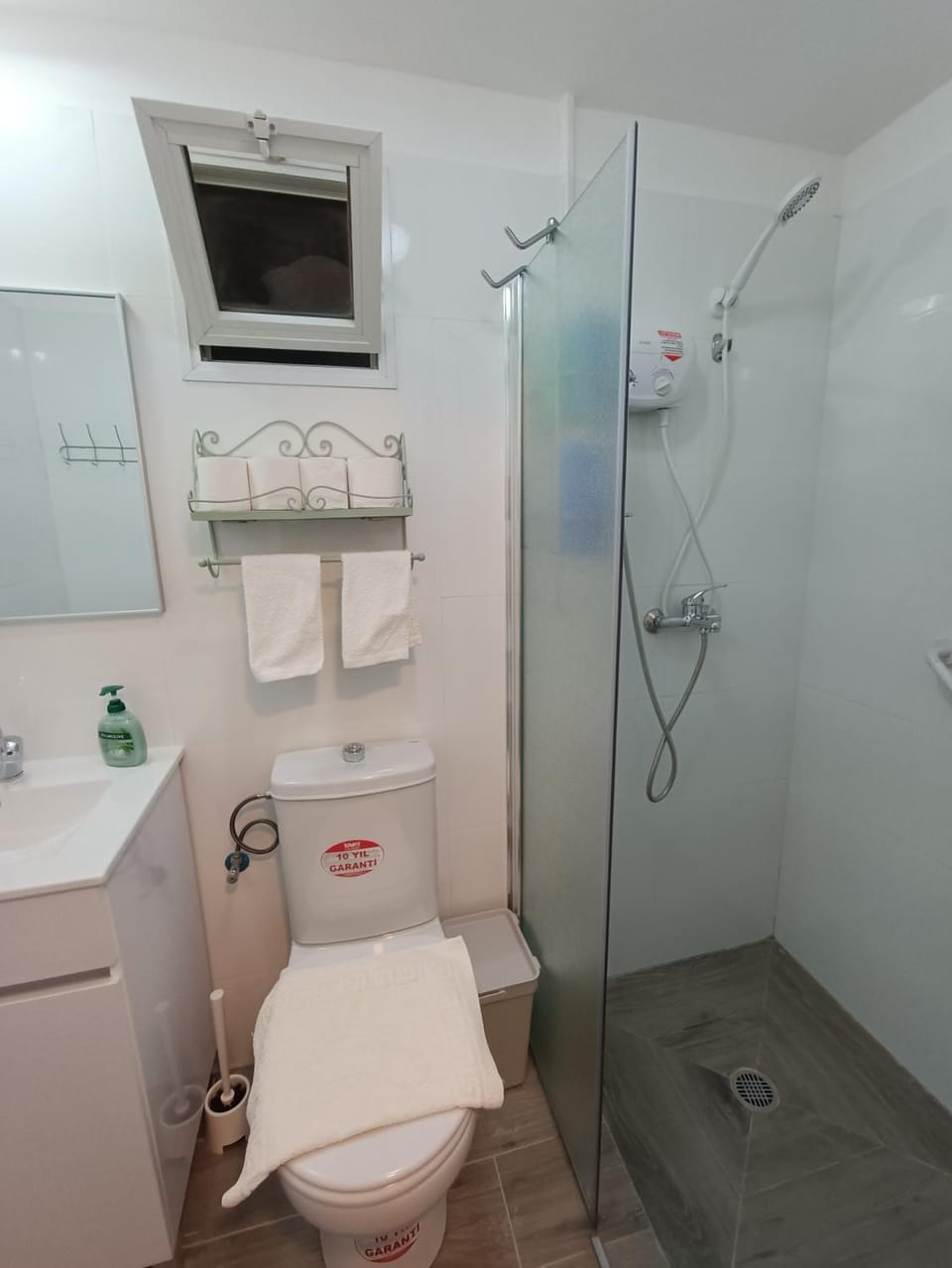 Shower, Toilet, Bathroom, towels