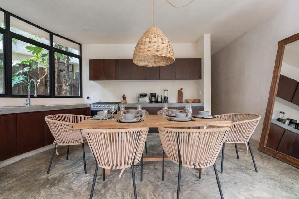Coffee/tea facilities, Kitchen or kitchenette, Dining area