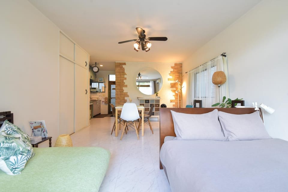 Bed, Living room, Photo of the whole room, Seating area, Dining area, Bedroom