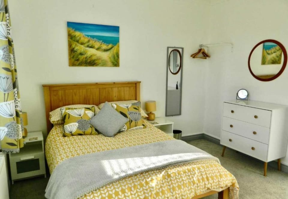 'Harbour View' on the river by Gorleston's award winning beach - Pet free! Apartment in Great Yarmouth