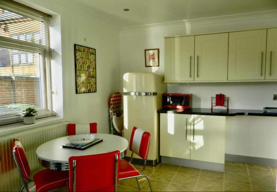 'Harbour View' on the river by Gorleston's award winning beach - Pet free! Apartment in Great Yarmouth