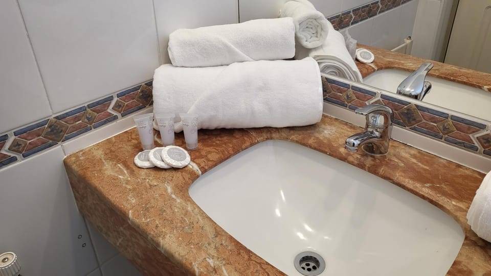 Bathroom, towels