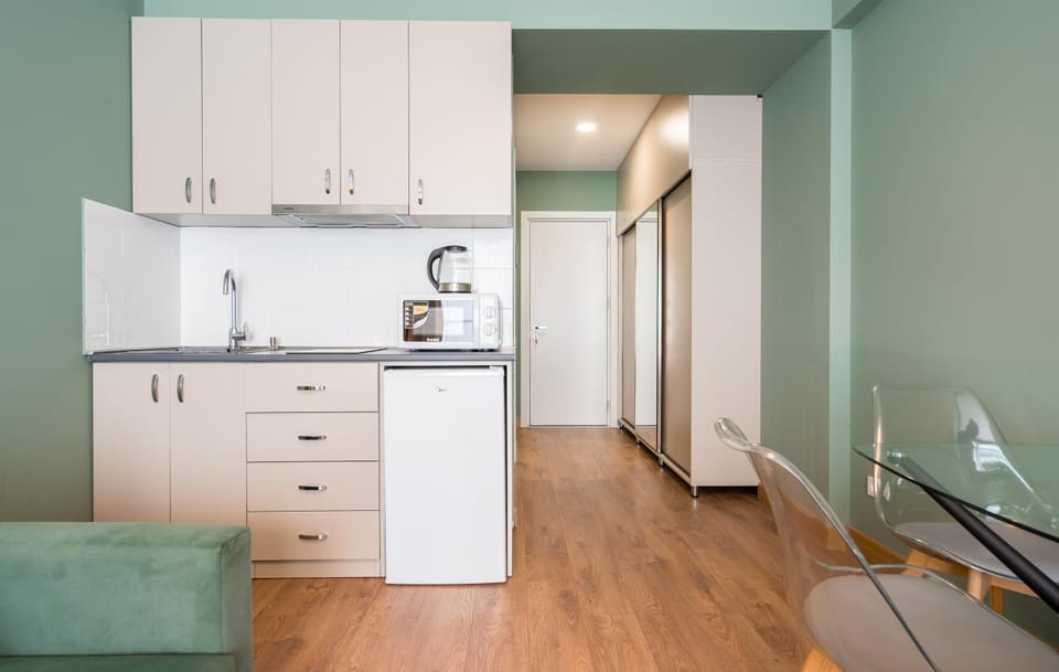 TV and multimedia, Kitchen or kitchenette, Living room, Seating area, minibar, stove