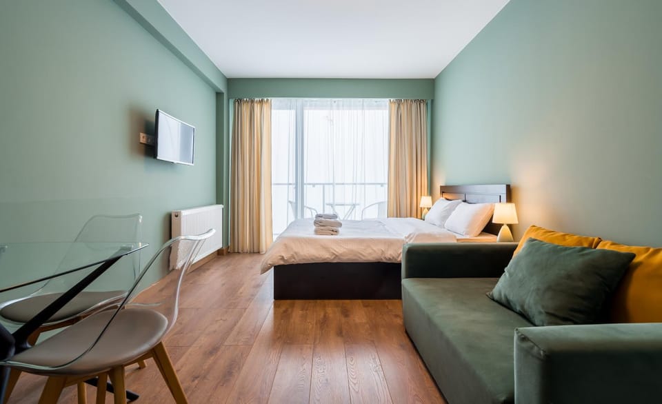 Bed, TV and multimedia, Living room, Photo of the whole room, Seating area, Bedroom