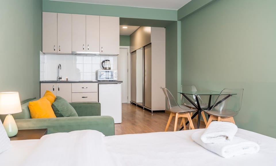 Bed, Kitchen or kitchenette, Living room, Photo of the whole room, Seating area, Bedroom, wardrobe