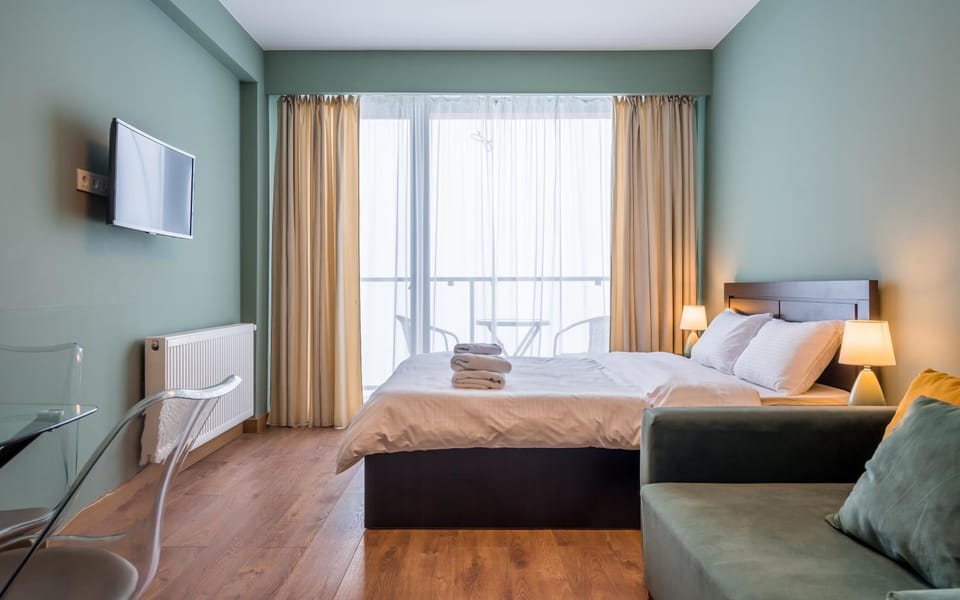 Bed, TV and multimedia, Living room, Photo of the whole room, Seating area, Bedroom, internet, towels