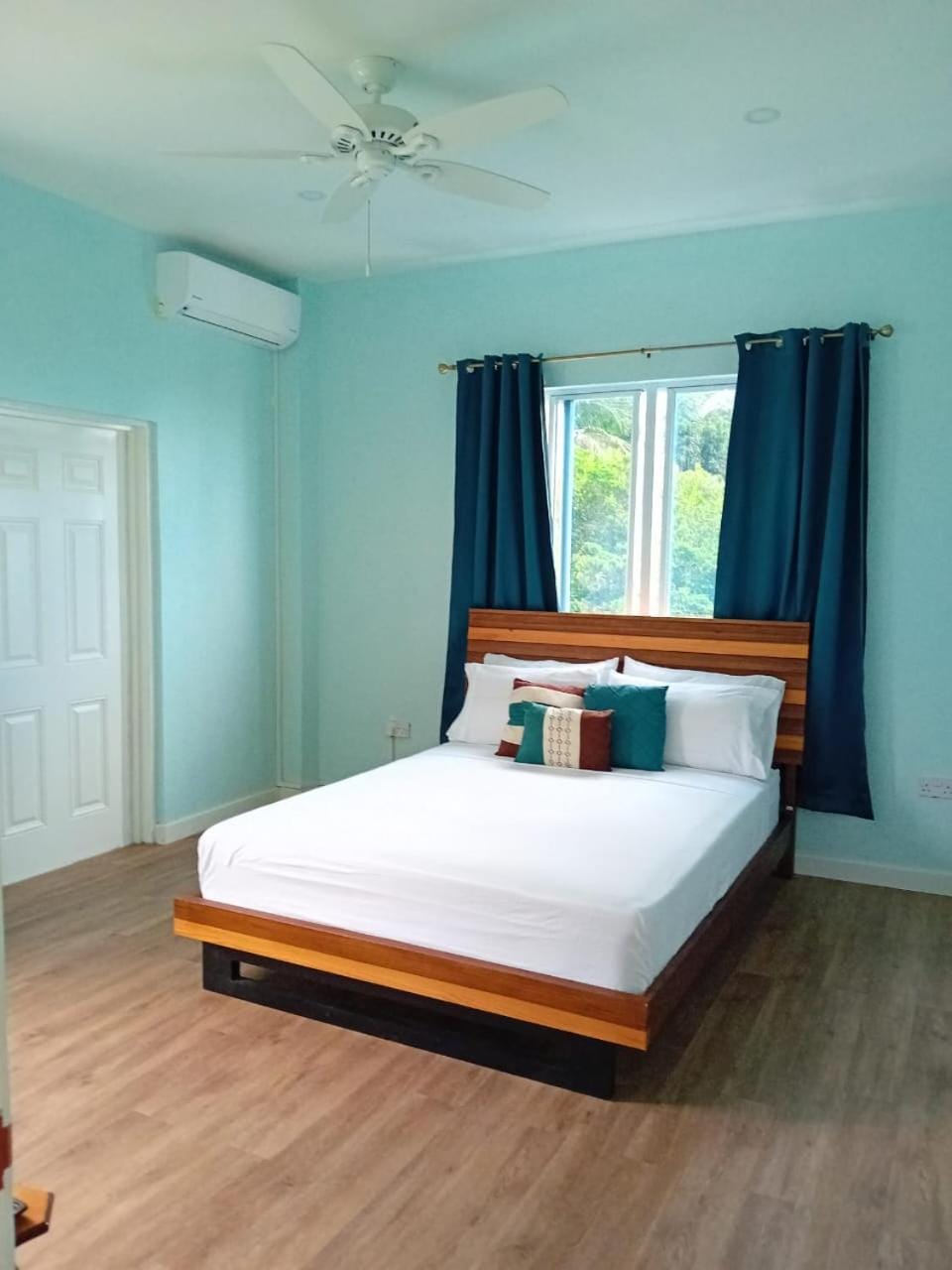 Bed, Photo of the whole room, Bedroom, air conditioner