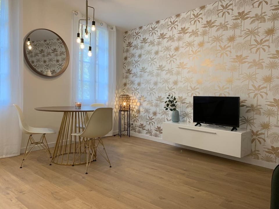 TV and multimedia, Living room, Dining area