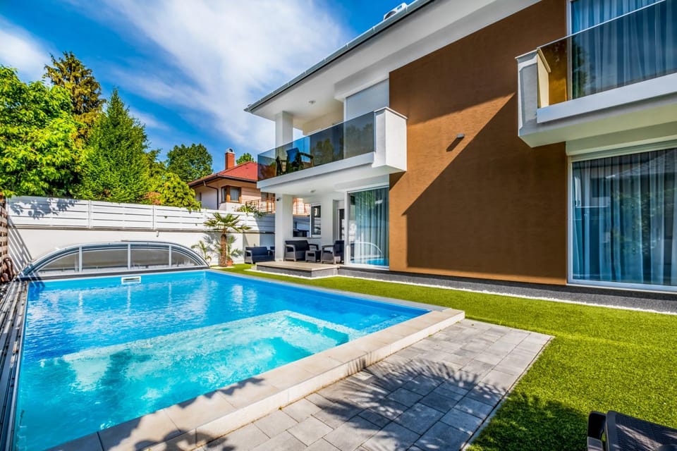 Property building, Garden, Swimming pool, Swimming pool
