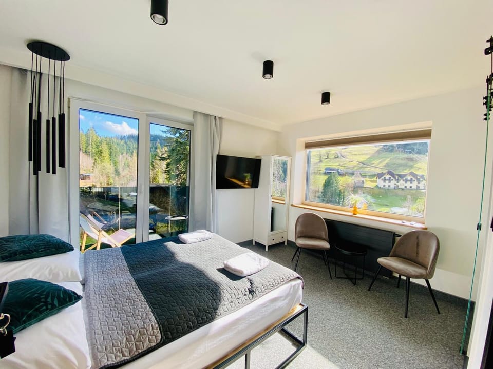 Bed, TV and multimedia, Photo of the whole room, Bedroom