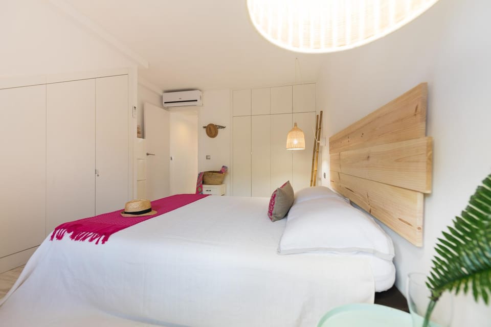 Photo of the whole room, Bedroom