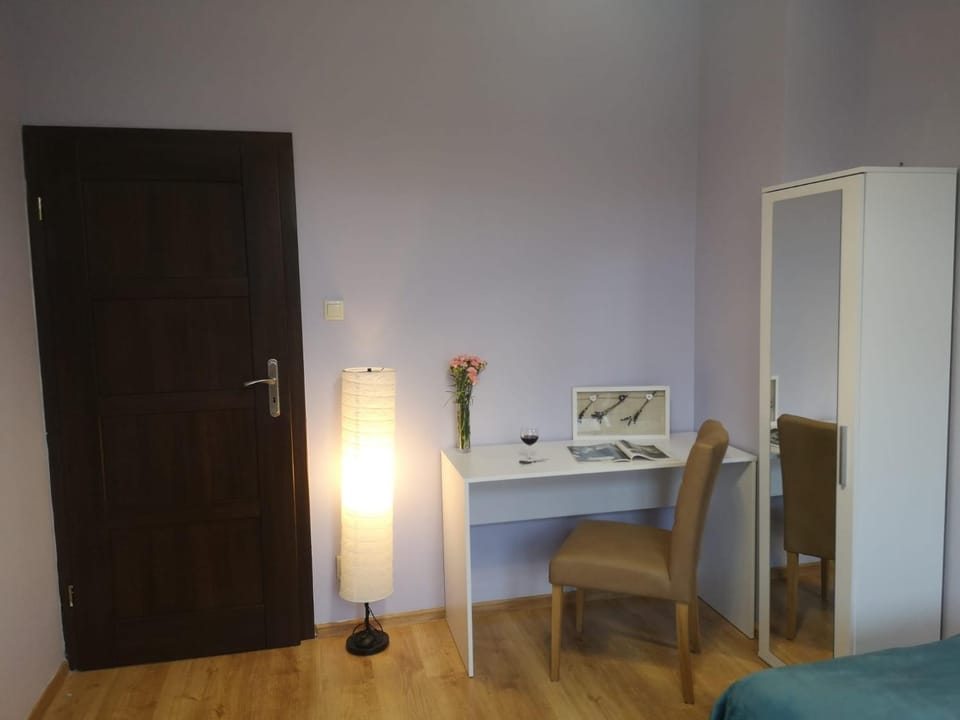 Photo of the whole room, Bedroom, wardrobe