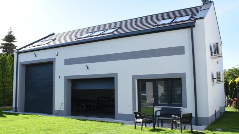 Property building, Patio, Day, Garden, Dining area, Garden view