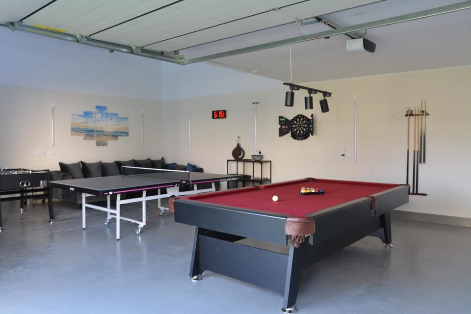 Billiard, Game Room