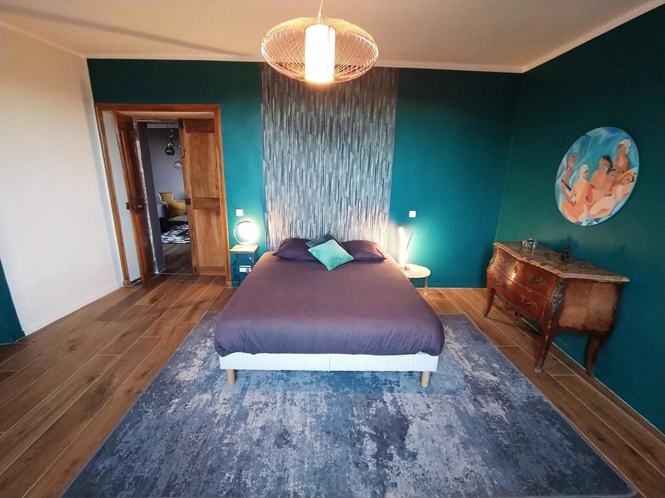 Bed, Photo of the whole room, Bedroom