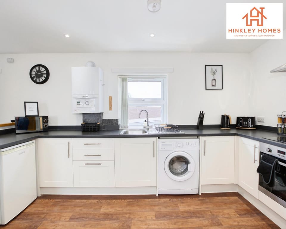 Spacious 2 Bed - Central Location - Free Parking - HPC transport links - By Hinkley Homes Short Lets & Serviced Accommodation Apartment in Bridgwater
