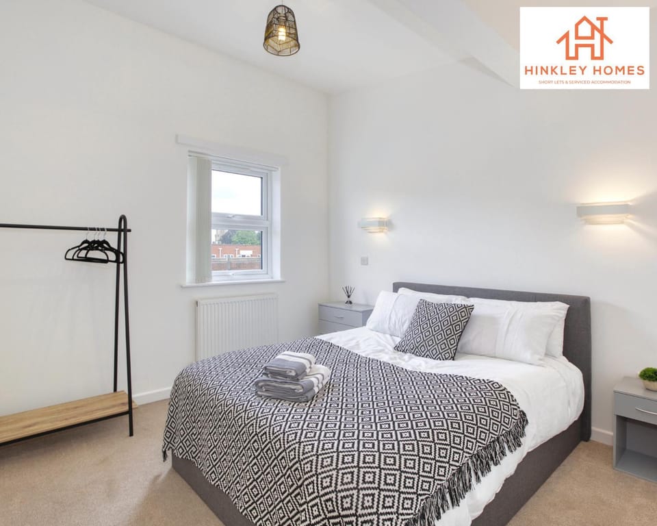Spacious 2 Bed - Central Location - Free Parking - HPC transport links - By Hinkley Homes Short Lets & Serviced Accommodation Apartment in Bridgwater