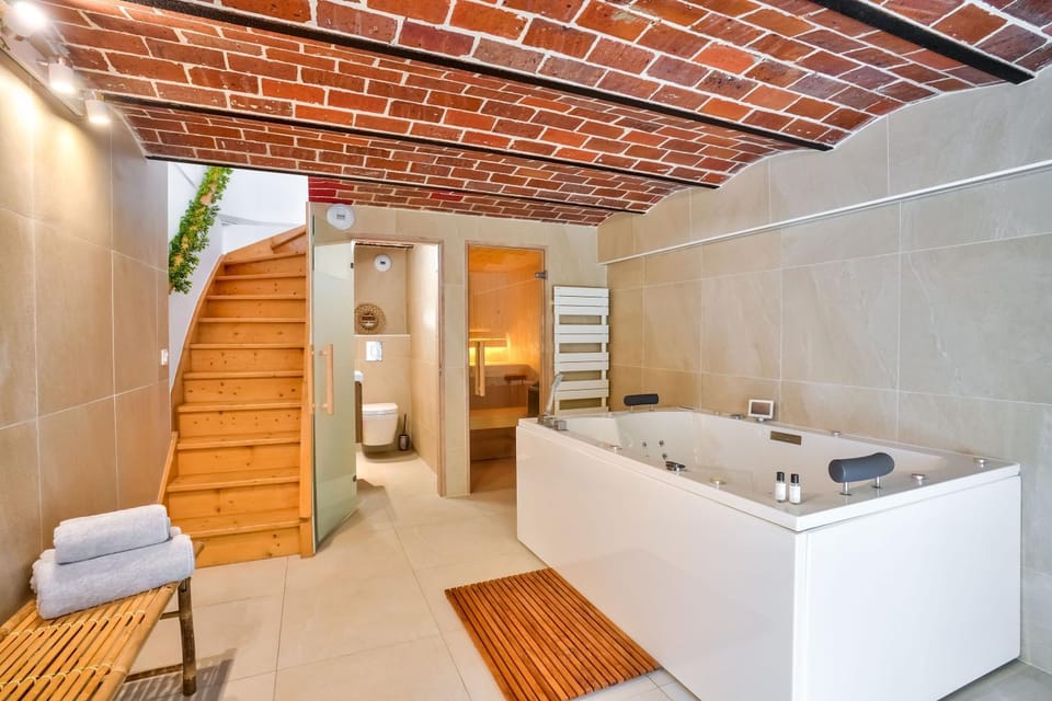 Shower, Sauna, Spa and wellness centre/facilities