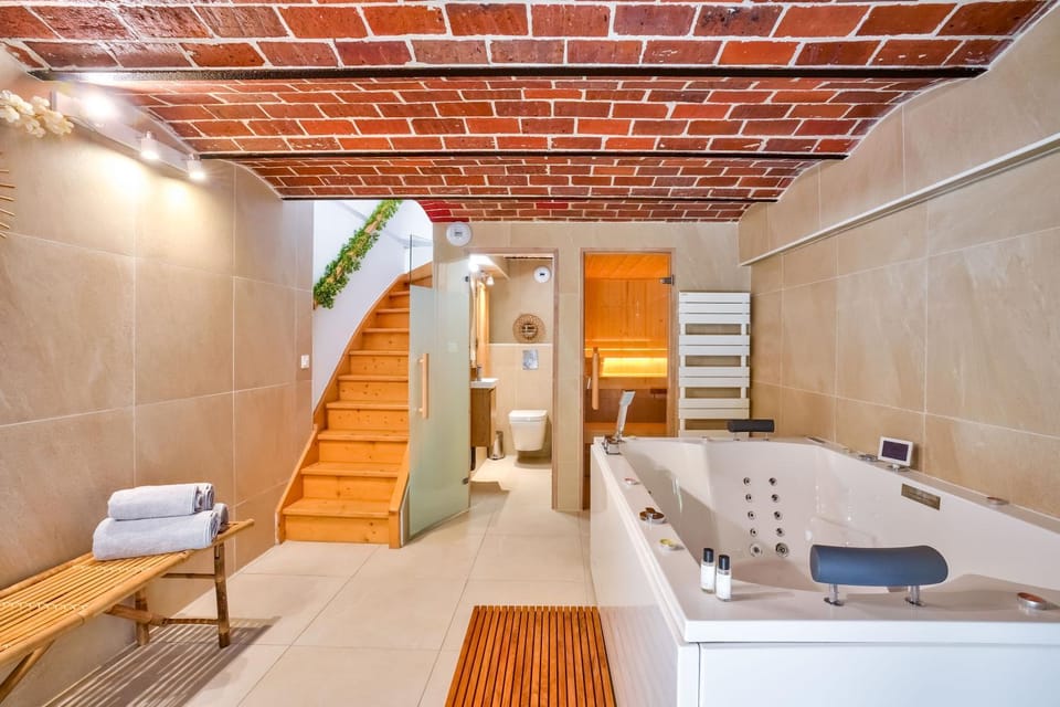 Shower, Hot Tub, Sauna, Spa and wellness centre/facilities