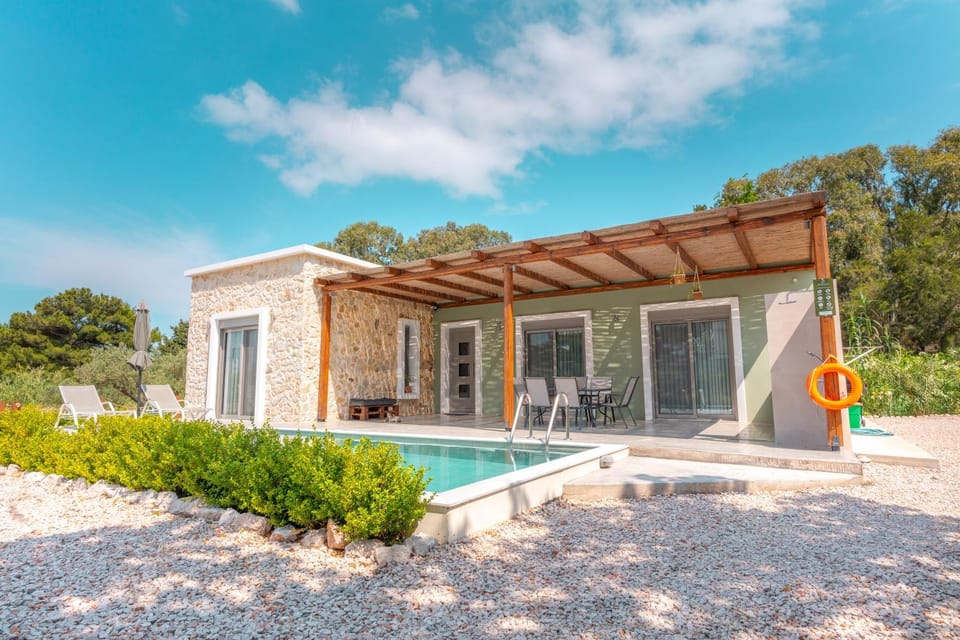 Property building, View (from property/room), Balcony/Terrace, Garden view, Swimming pool