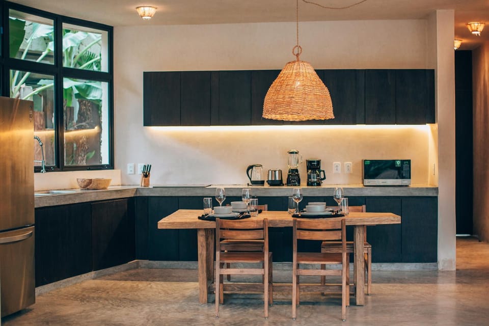 Coffee/tea facilities, Kitchen or kitchenette, Dining area, stove